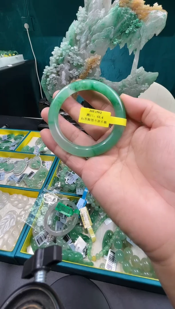 未镶嵌手镯石英质玉（非洲翠）手镯