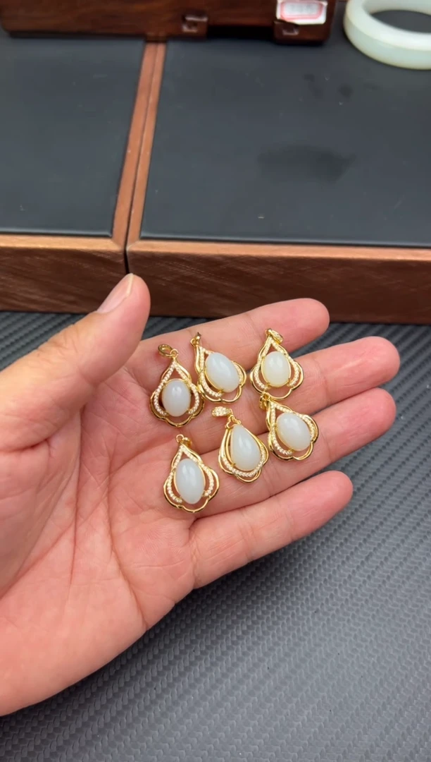 【闪购商品】和田玉吊坠(赠链)未镶嵌微色差米达多样性发货拍一发一