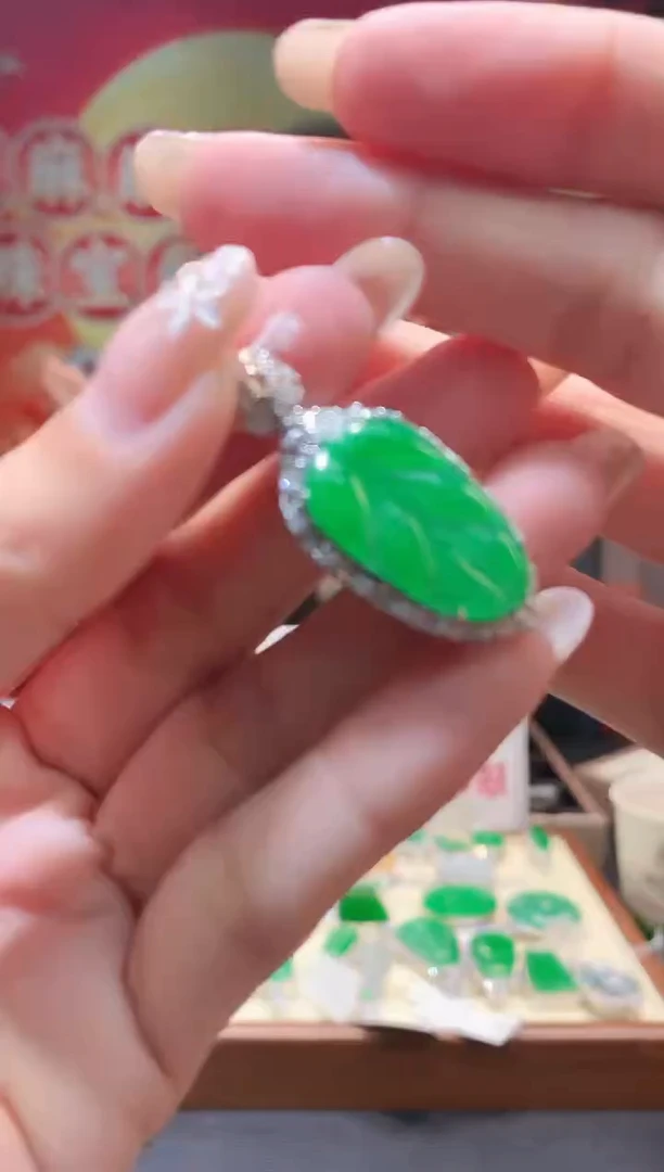 颈饰18K金镶嵌翡翠满绿叶子吊坠