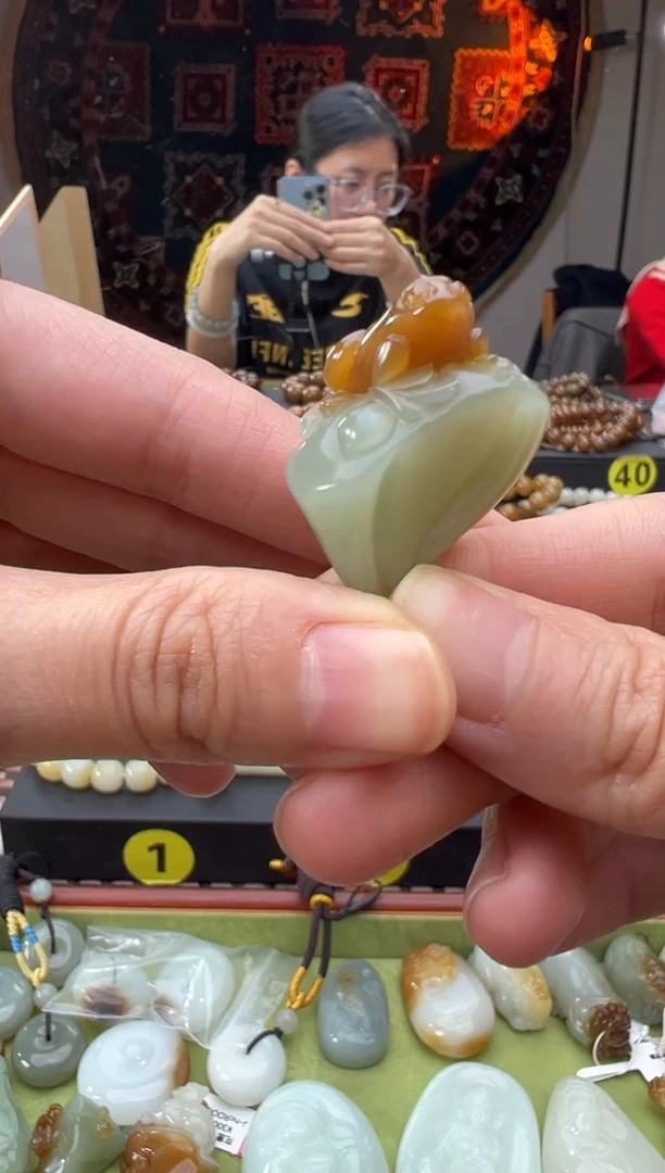 吊坠(赠链)未镶嵌和田玉且末料糖青吊坠