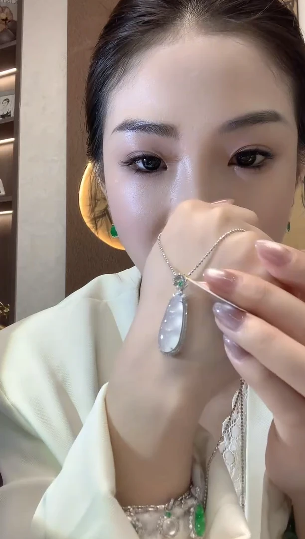 【闪购商品】翡翠吊坠(不含链)18K金镶嵌A25