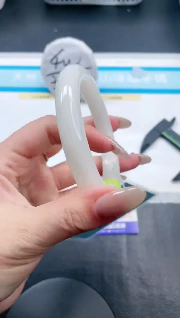 【闪购商品】和田玉手镯未镶嵌24V255-60
