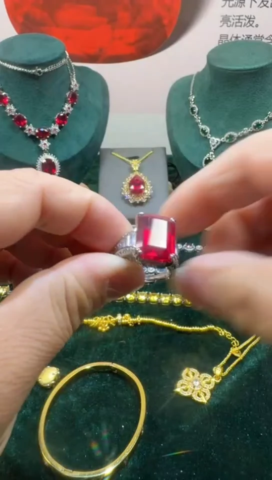 18K金镶嵌戒指红宝石2