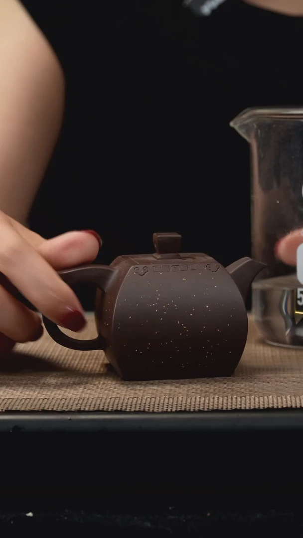 茶壶紫砂紫泥铺砂四方150cc微瑕