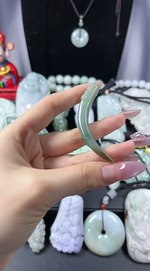 翡翠未镶嵌颈饰狼牙