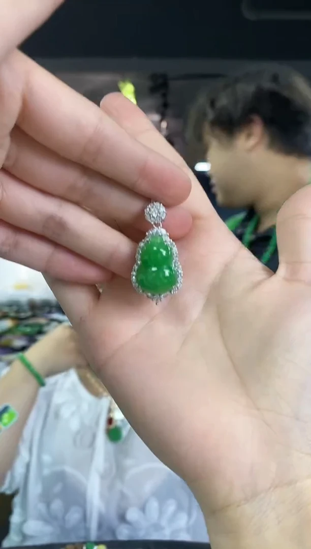 翡翠未镶嵌颈饰多样性发其一，颜色微差
