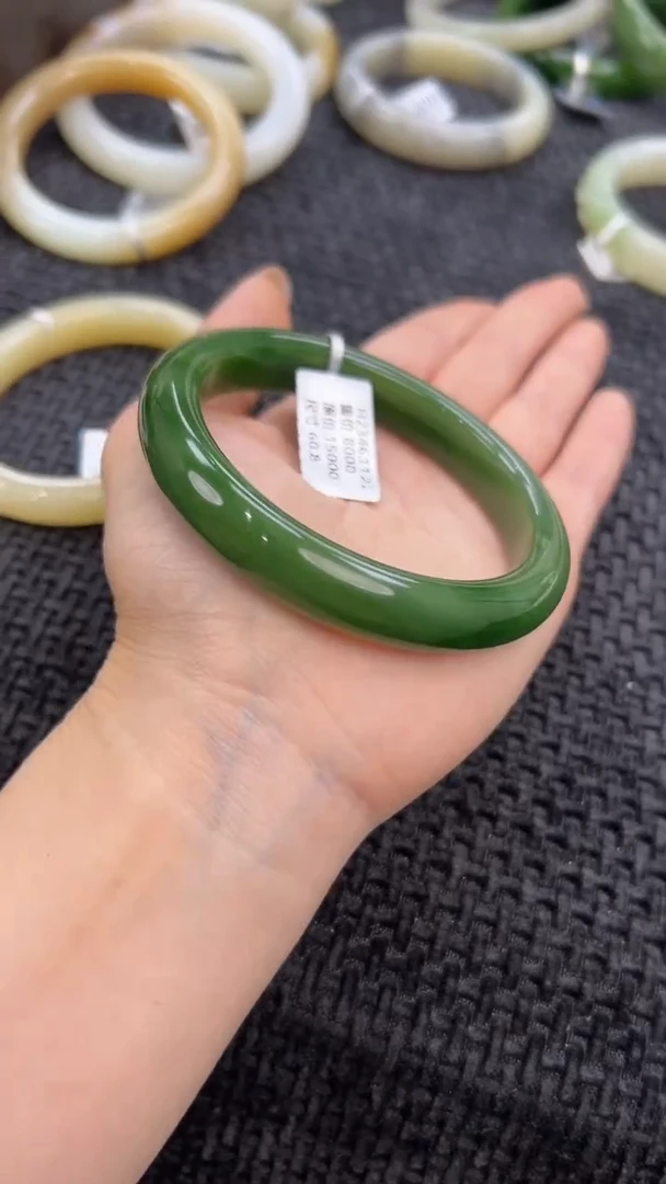 未镶嵌手镯和田玉60.8圈颜色很辣的绿
