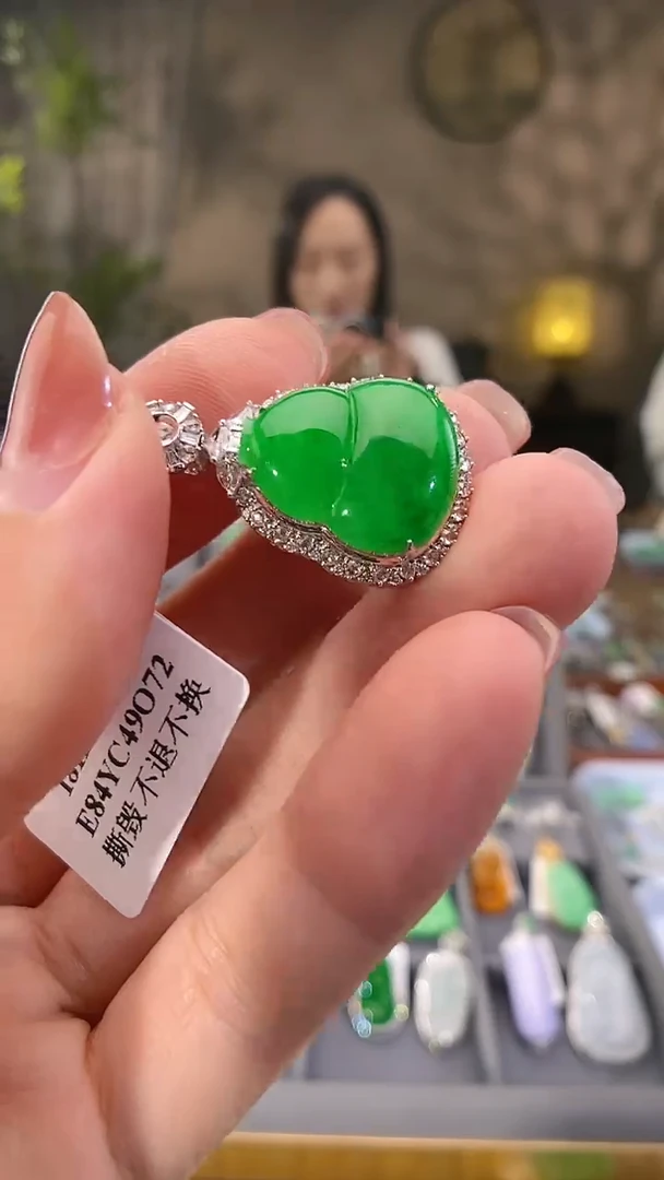 吊坠(不含链)18K金镶嵌翡翠葫芦