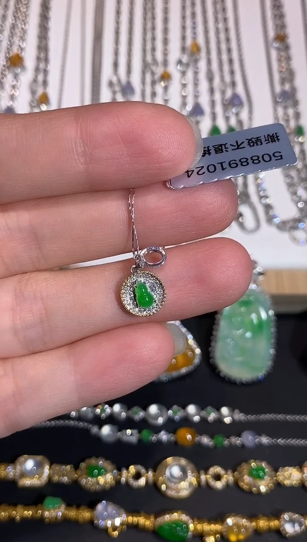 颈饰18K金镶嵌翡翠吊坠