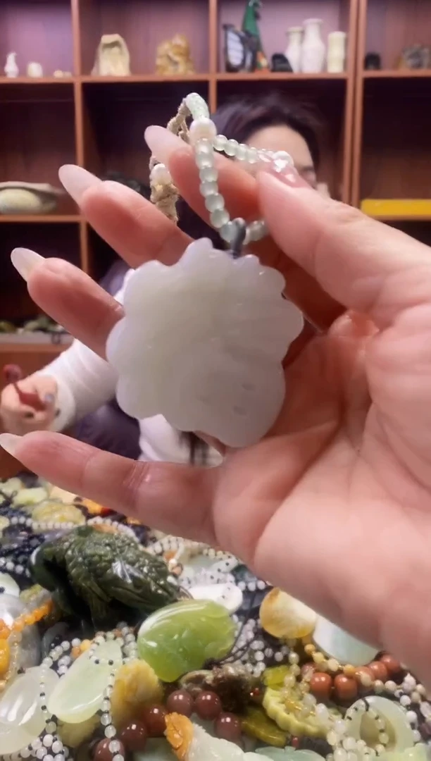 未镶嵌蛇纹石玉吊坠