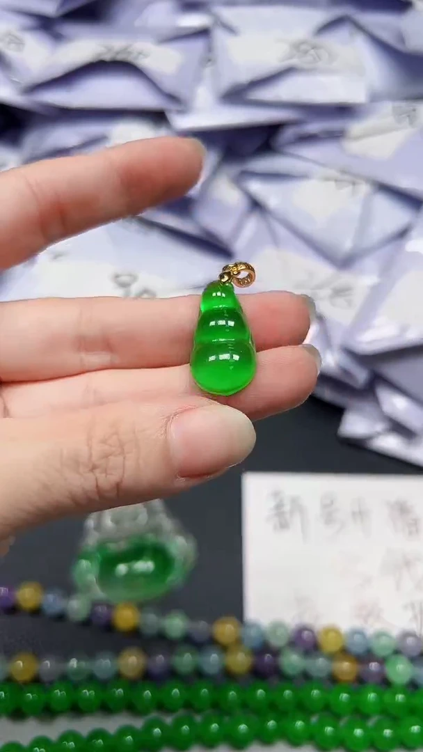 翡翠未镶嵌吊坠(赠链)（加扣头)154