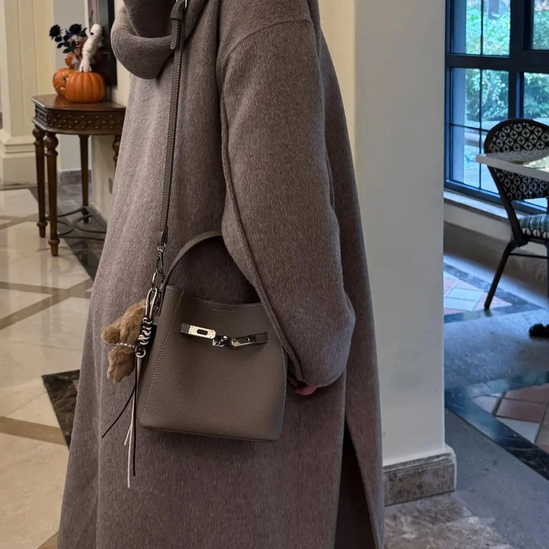 【千与千寻】2025新款软皮水桶包时尚手提单肩包百搭休闲斜挎包女包