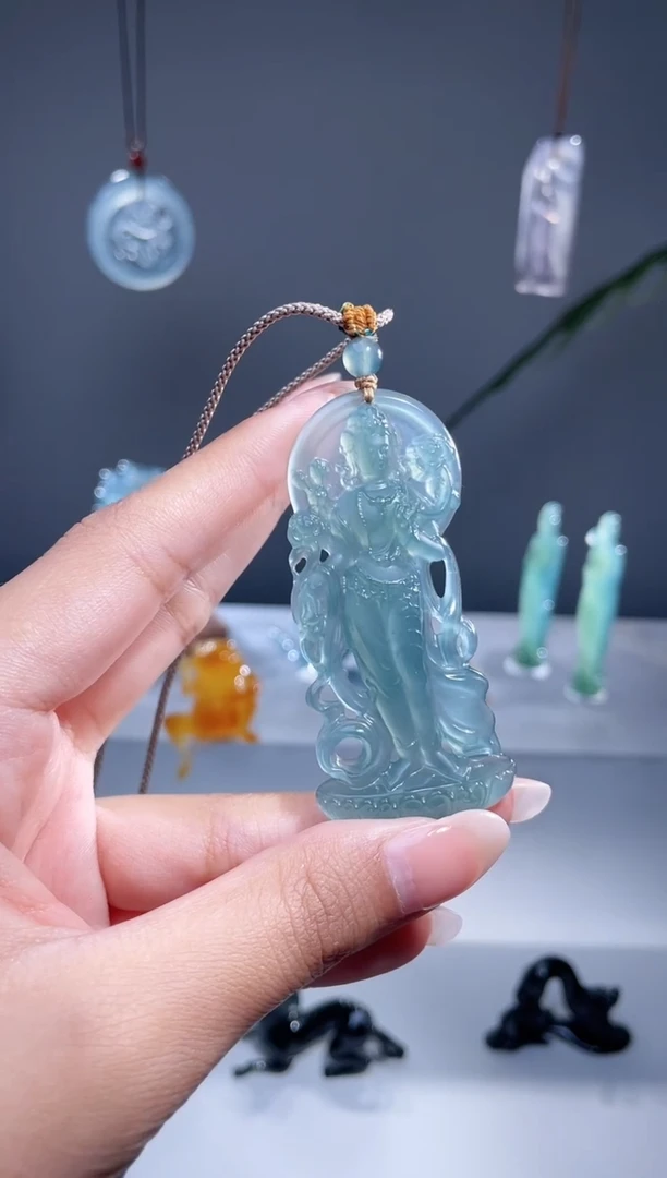 翡翠未镶嵌颈饰站观音