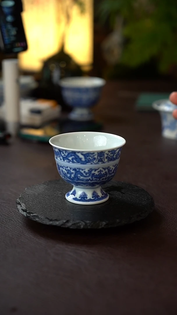 景德镇全手工手绘青花饕餮纹主人杯