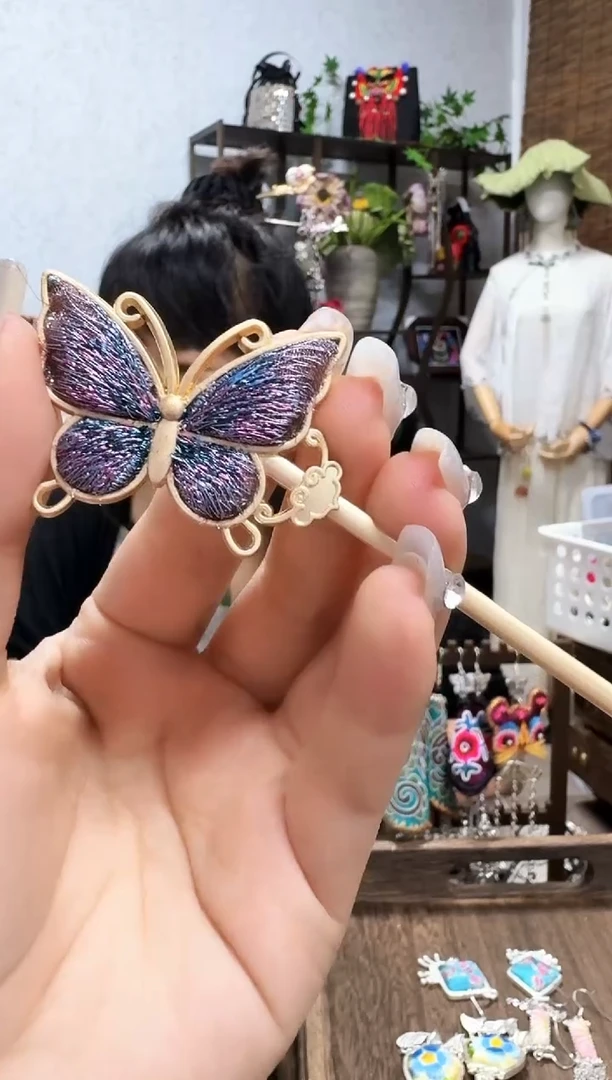 织绣云织瑶非遗老绣饰品3333