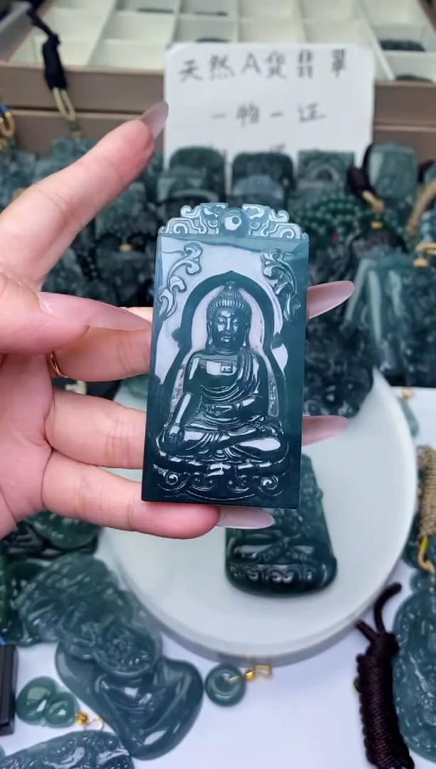 颈饰未镶嵌翡翠