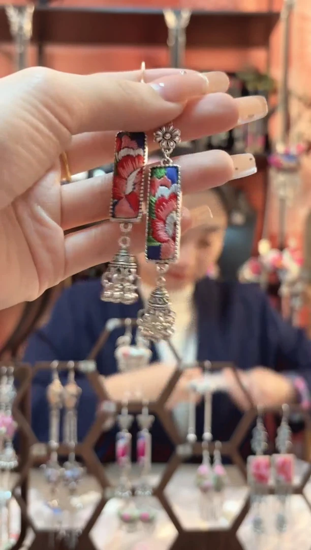 织绣云织谣民族风精美饰品   399