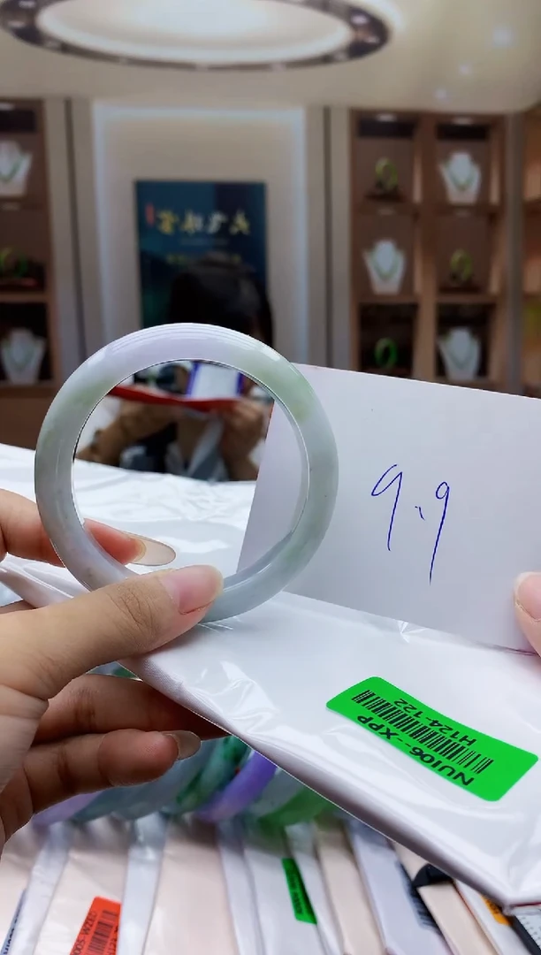 翡翠未镶嵌颈饰君      H124-122