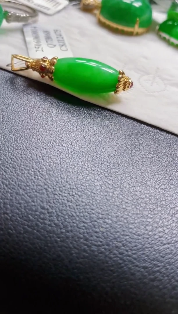 翡翠18K金镶嵌颈饰吊坠