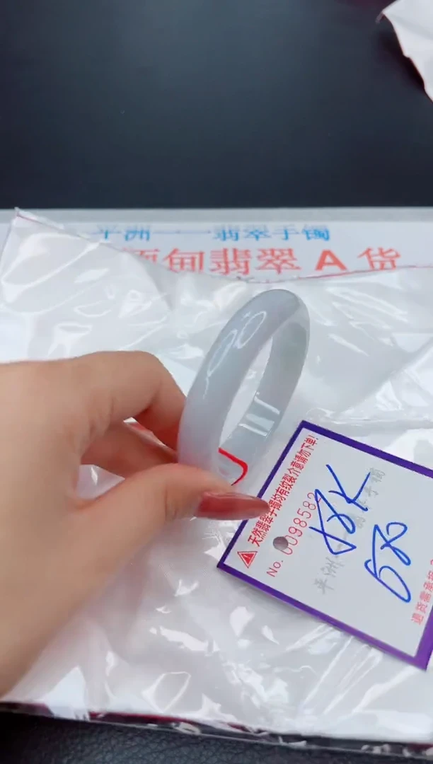 翡翠手镯未镶嵌1