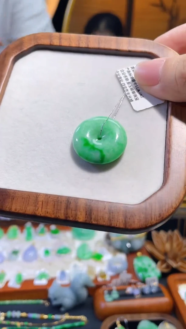 颈饰未镶嵌翡翠平安扣