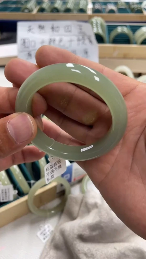 未镶嵌手镯和田玉在*上和田玉手镯