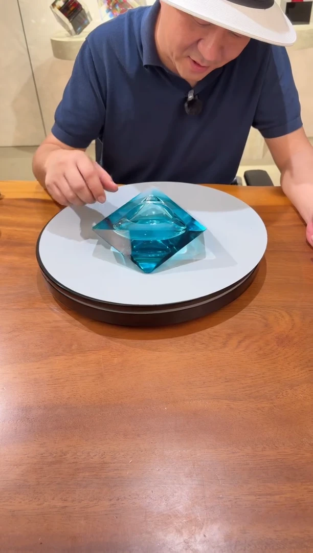 摆件宝石蓝三角烟灰缸