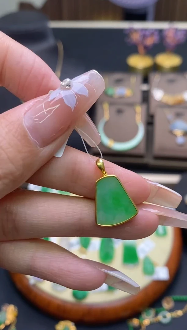 【闪购商品】翡翠颈饰18K金镶嵌净货18522