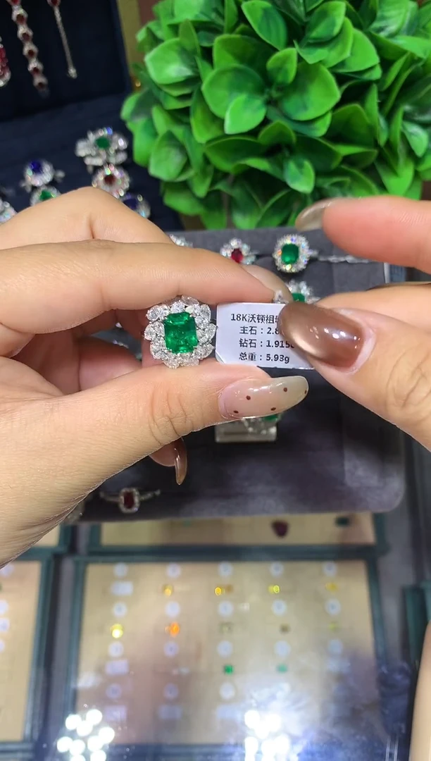 18K金镶嵌戒指祖母绿2.81ct