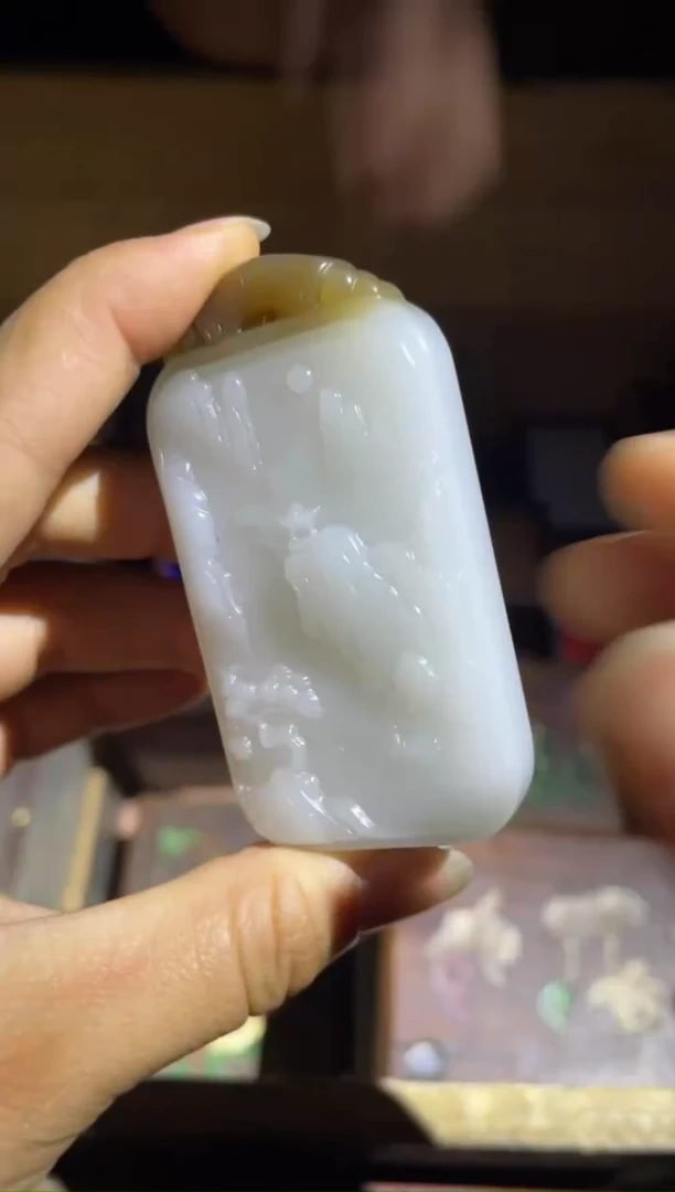 和田玉未镶嵌颈饰期末糖山水牌1件