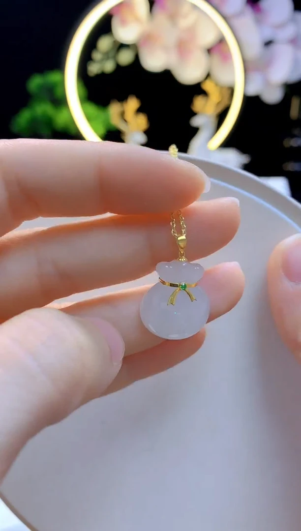 和田玉18K金镶嵌吊坠(赠链)白玉钱袋