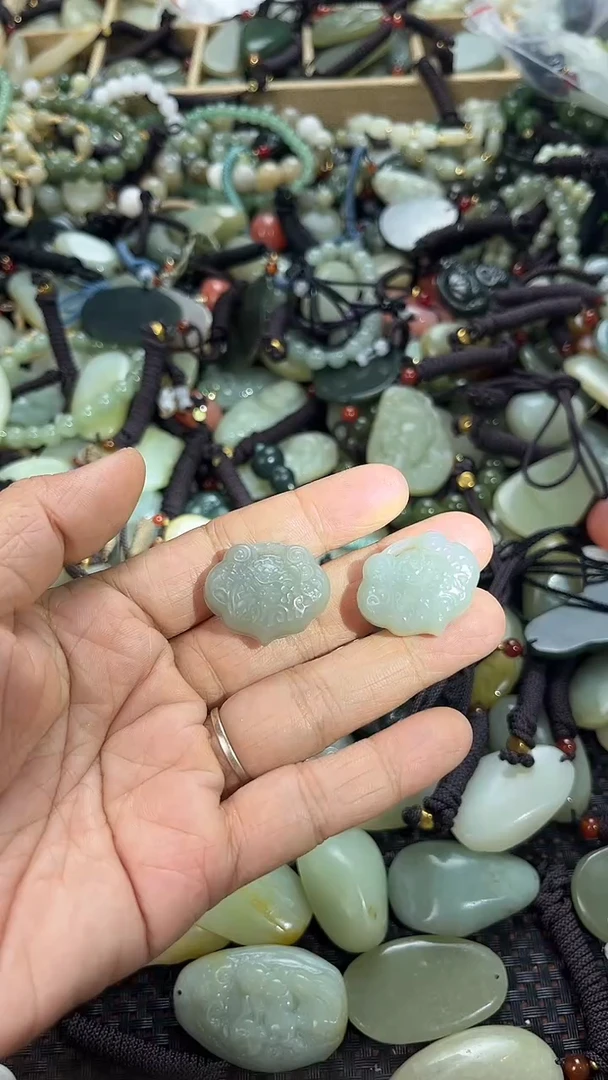 和田玉未镶嵌颈饰（多样性发一件）没有证书有瑕