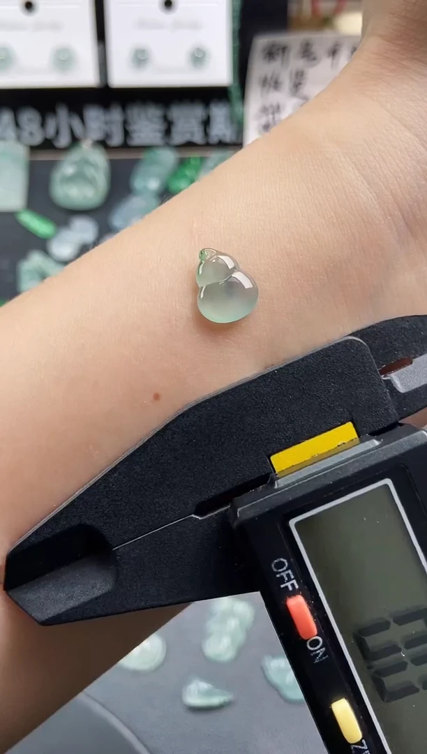 翡翠未镶嵌颈饰葫芦