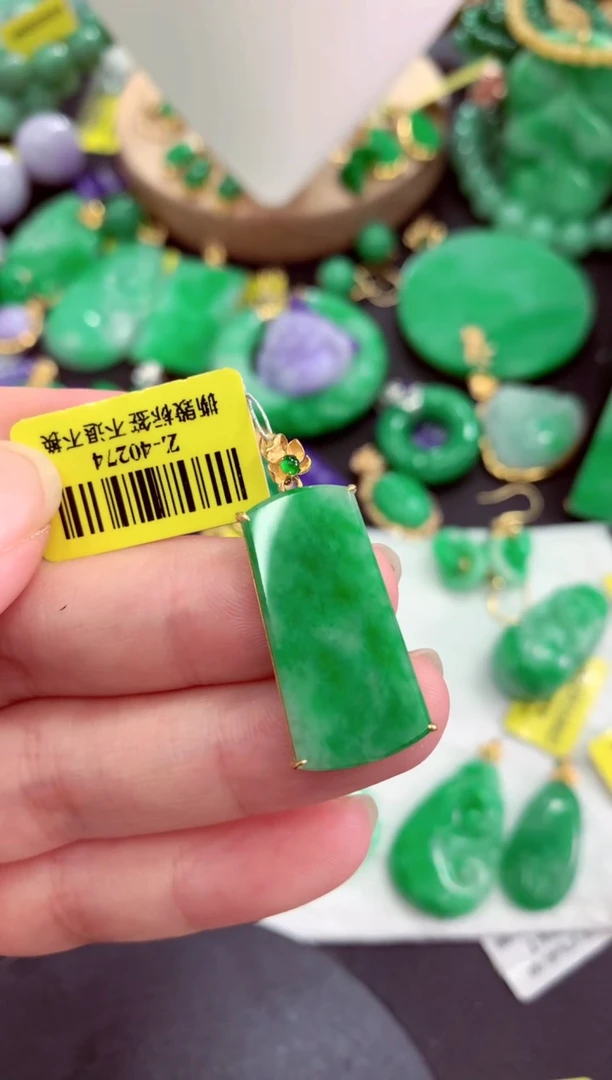 颈饰18K金镶嵌翡翠挂件