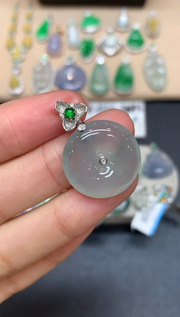 颈饰18K金镶嵌翡翠平安扣【无服务费