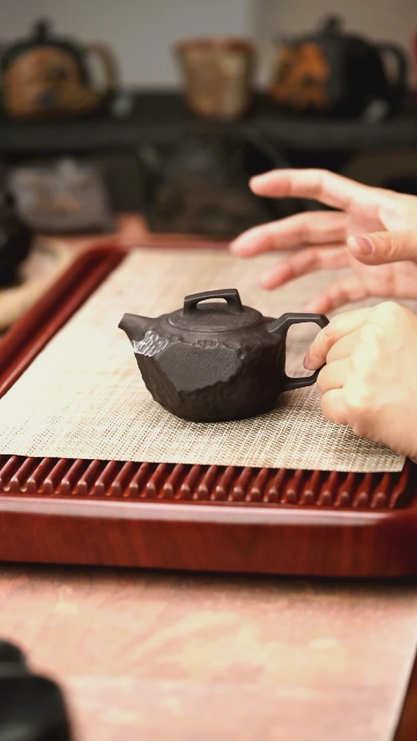 归玉堂冰碛岩重工雕刻几何壶200cc