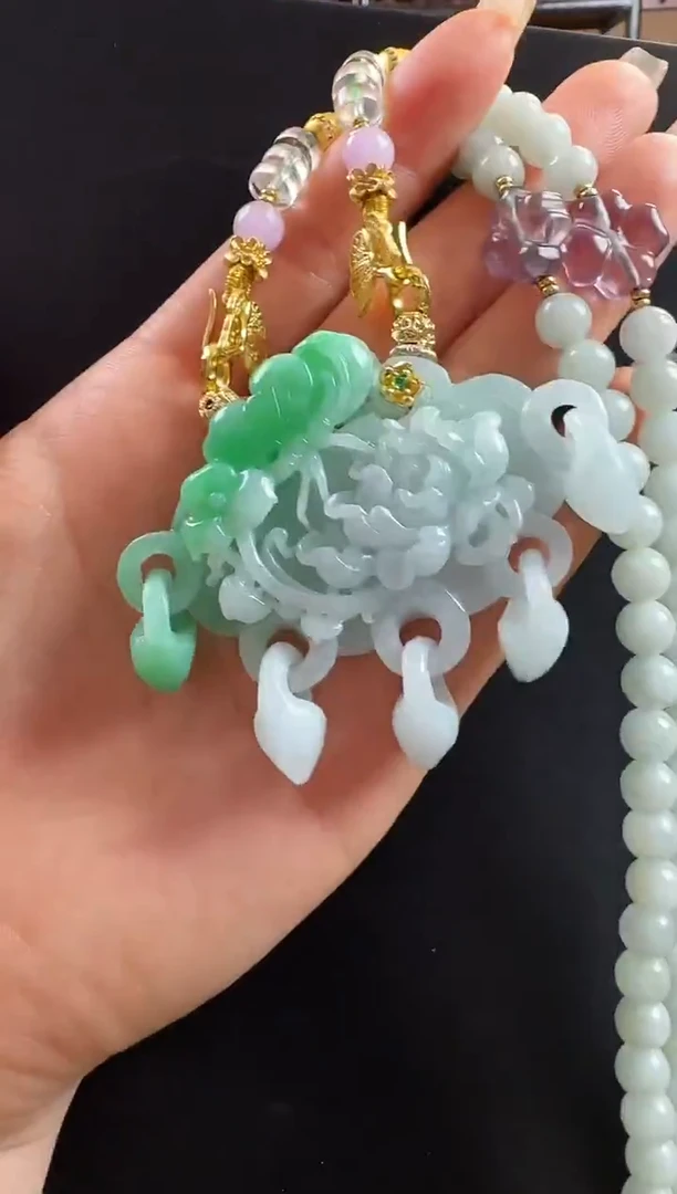 颈饰未镶嵌翡翠蝶恋花