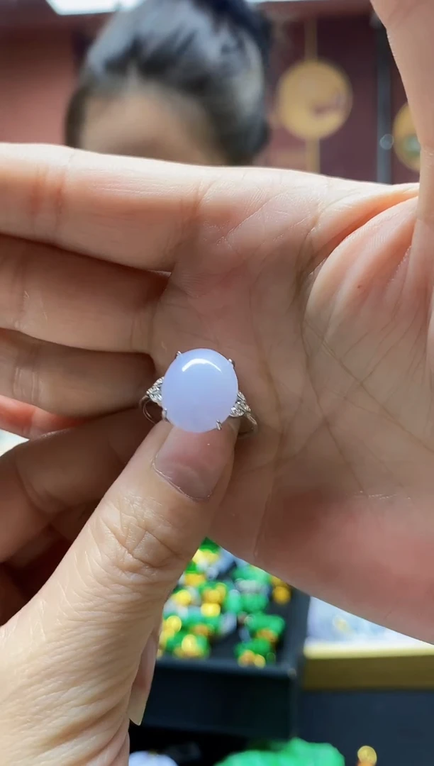 颈饰未镶嵌翡翠戒指