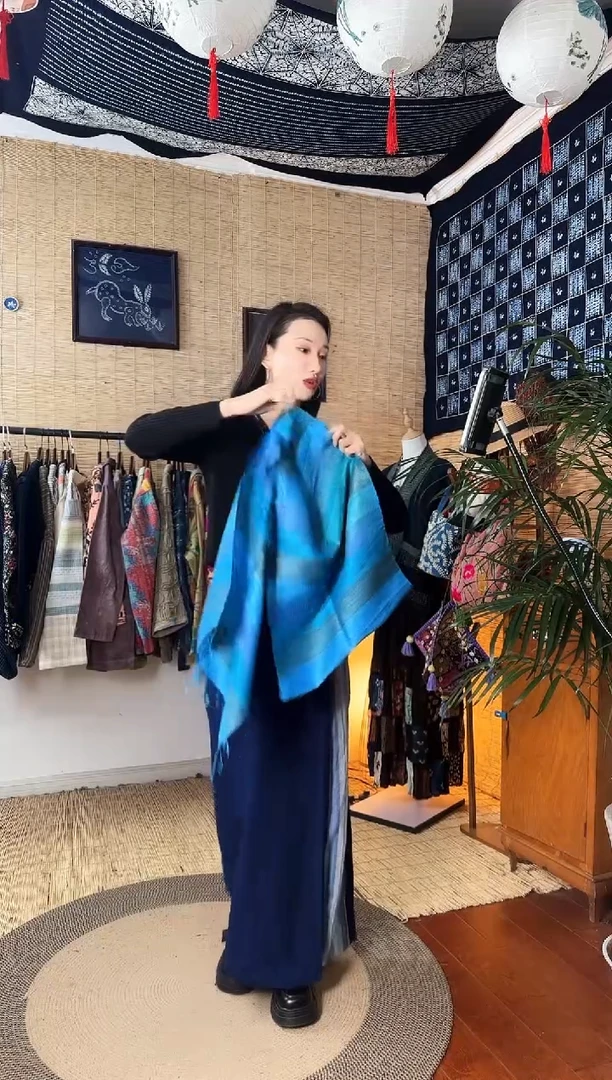 【闪购商品】设计师款蓝纹丝围巾