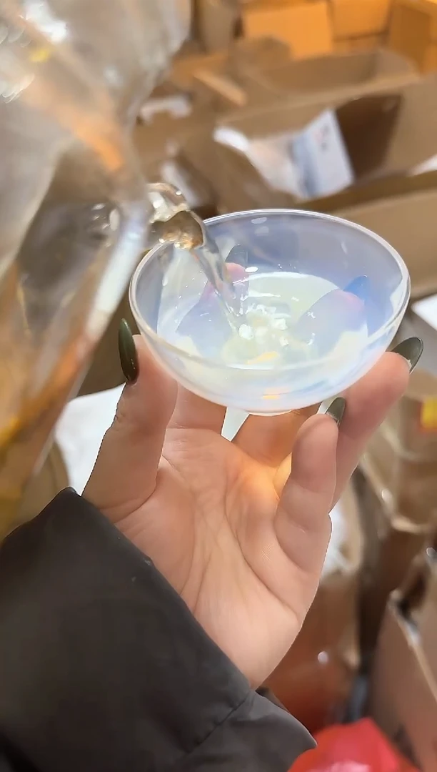 奶白色压手杯