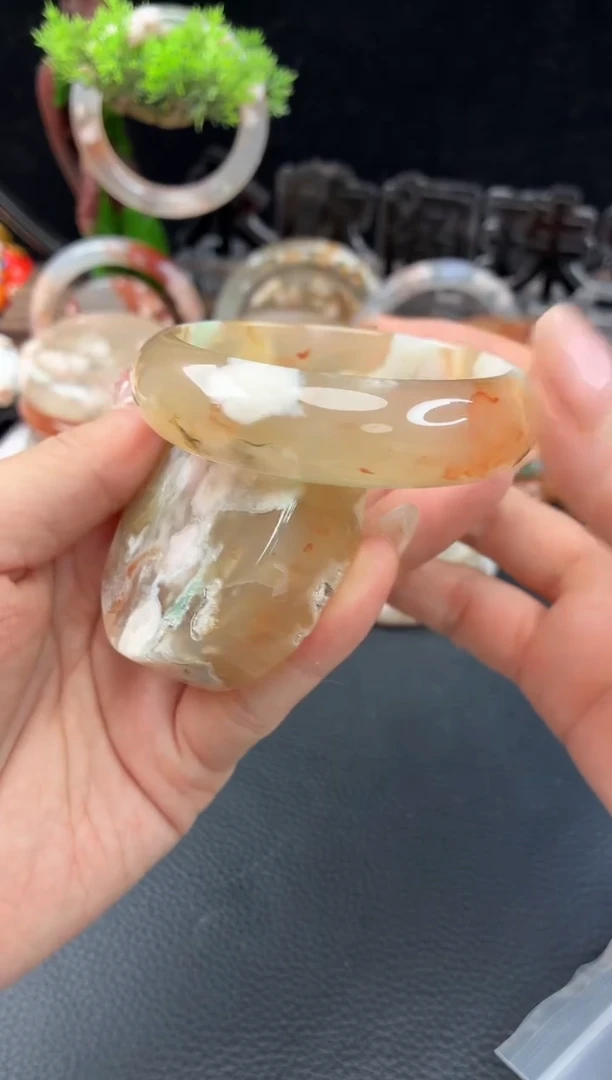 未镶嵌手镯（圆镯）石英质玉54