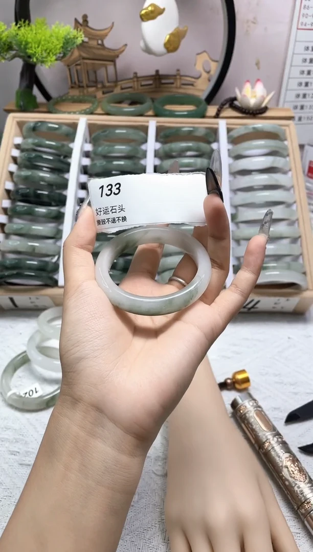 未镶嵌手镯石英质玉133