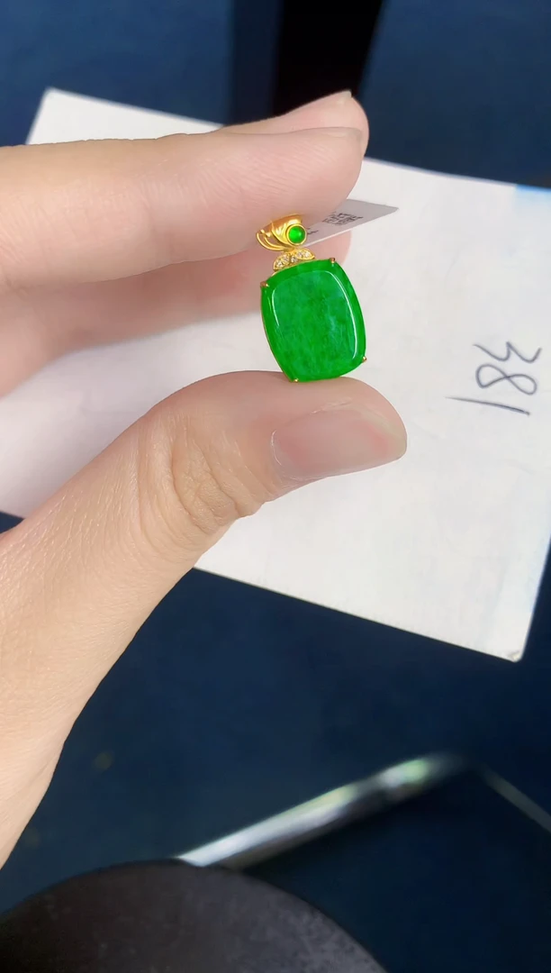 翡翠18K金镶嵌颈饰天然缅甸翡翠A货