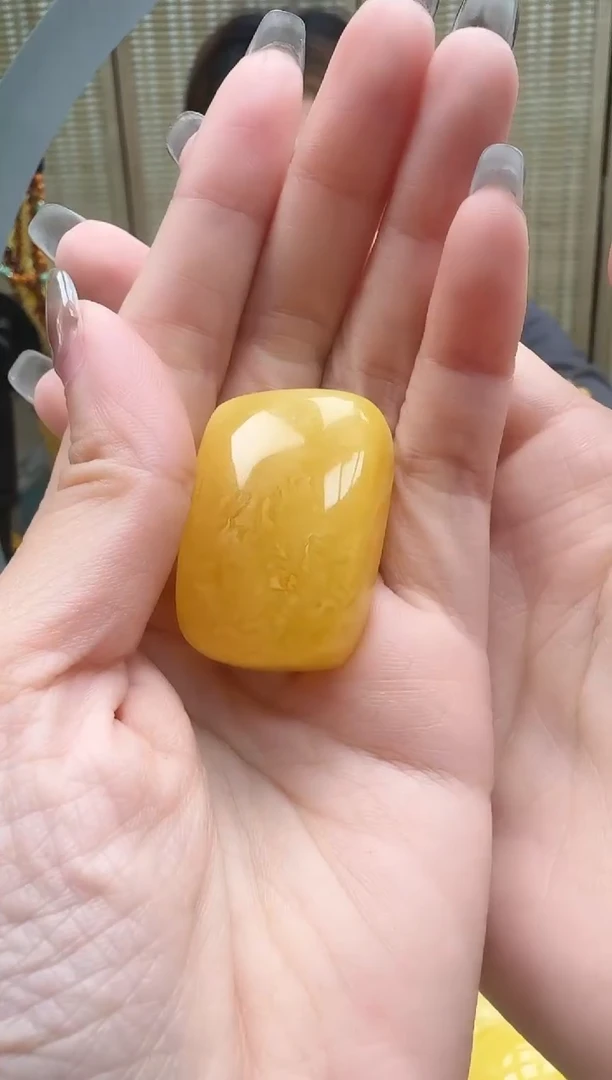 未镶嵌琥珀裸石如图