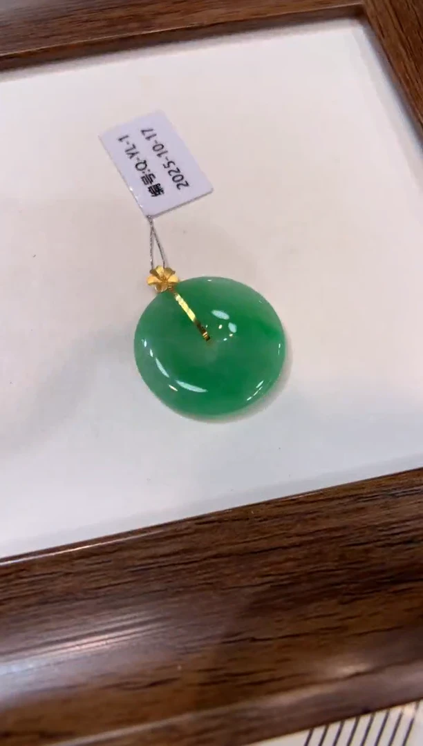 颈饰18K金镶嵌翡翠平安扣