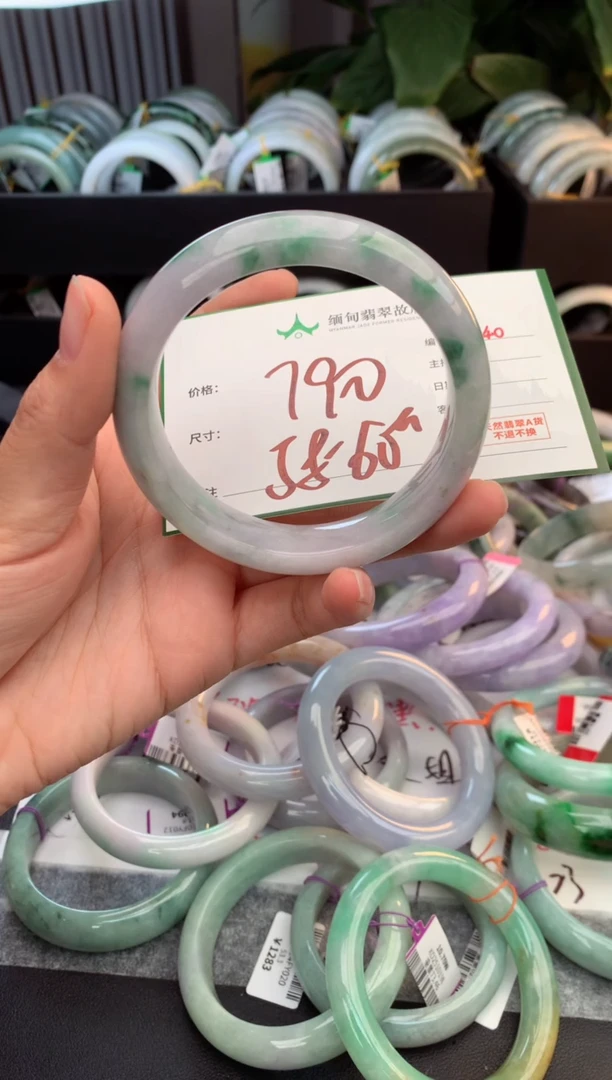 未镶嵌定制翡翠毛货需精细抛光+多人