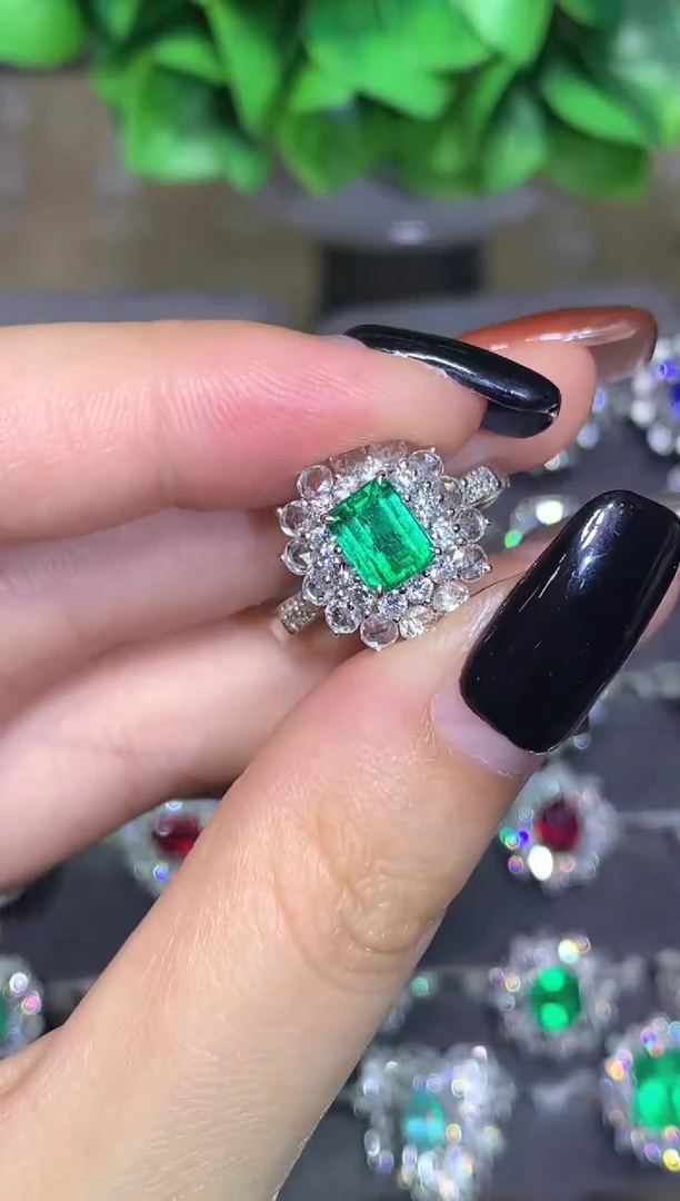 18K金镶嵌戒指祖母绿1.0CT