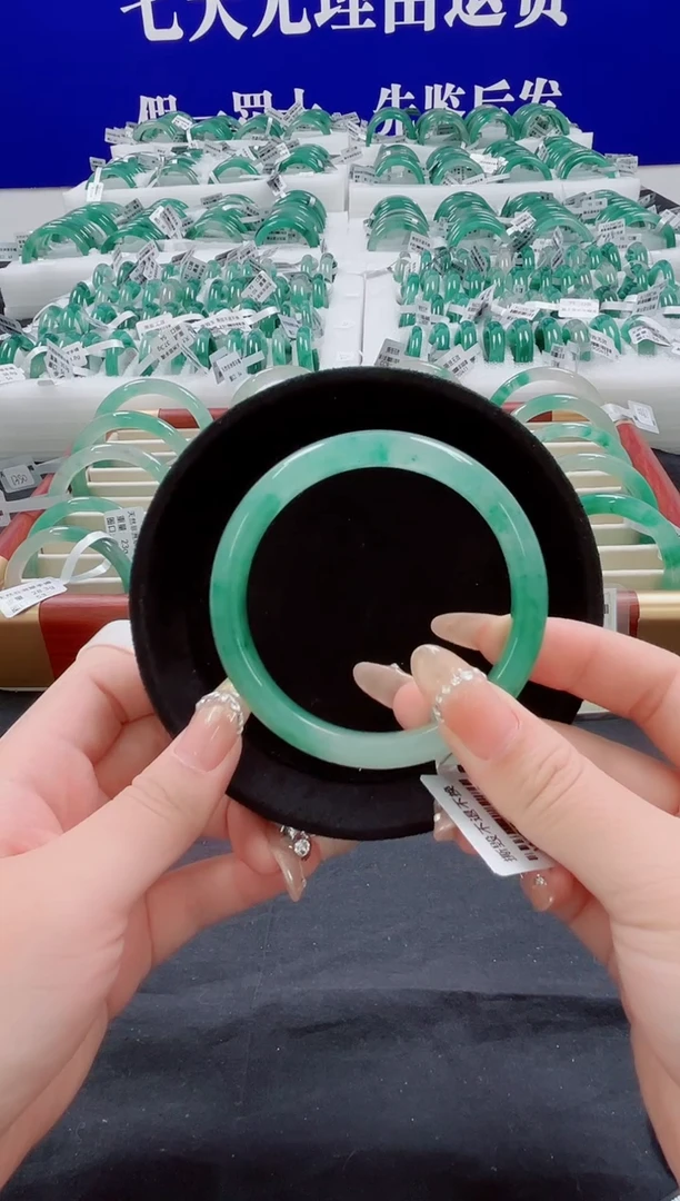 未镶嵌手镯石英质玉（非洲翠）圈口61