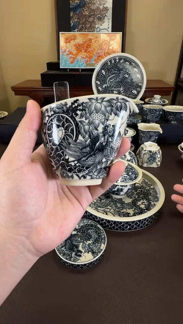 二号釉穿花龙纹公道杯