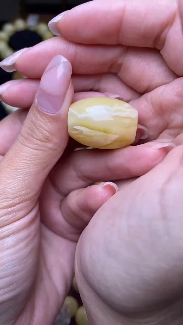 未镶嵌琥珀裸石葵. 90